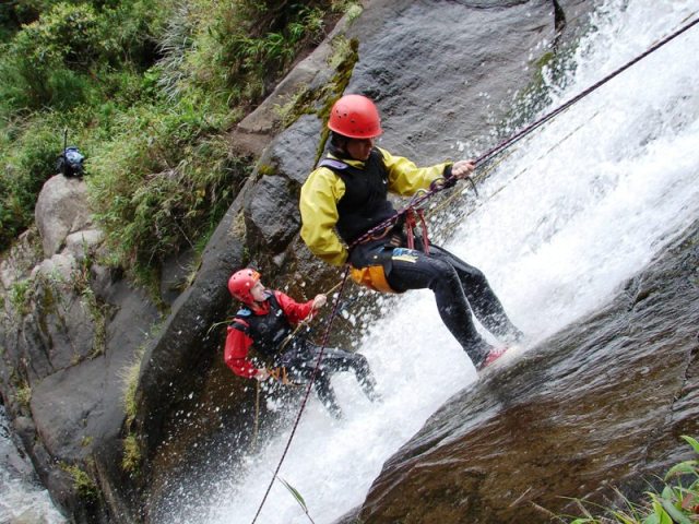 team-adventure-canyoning1